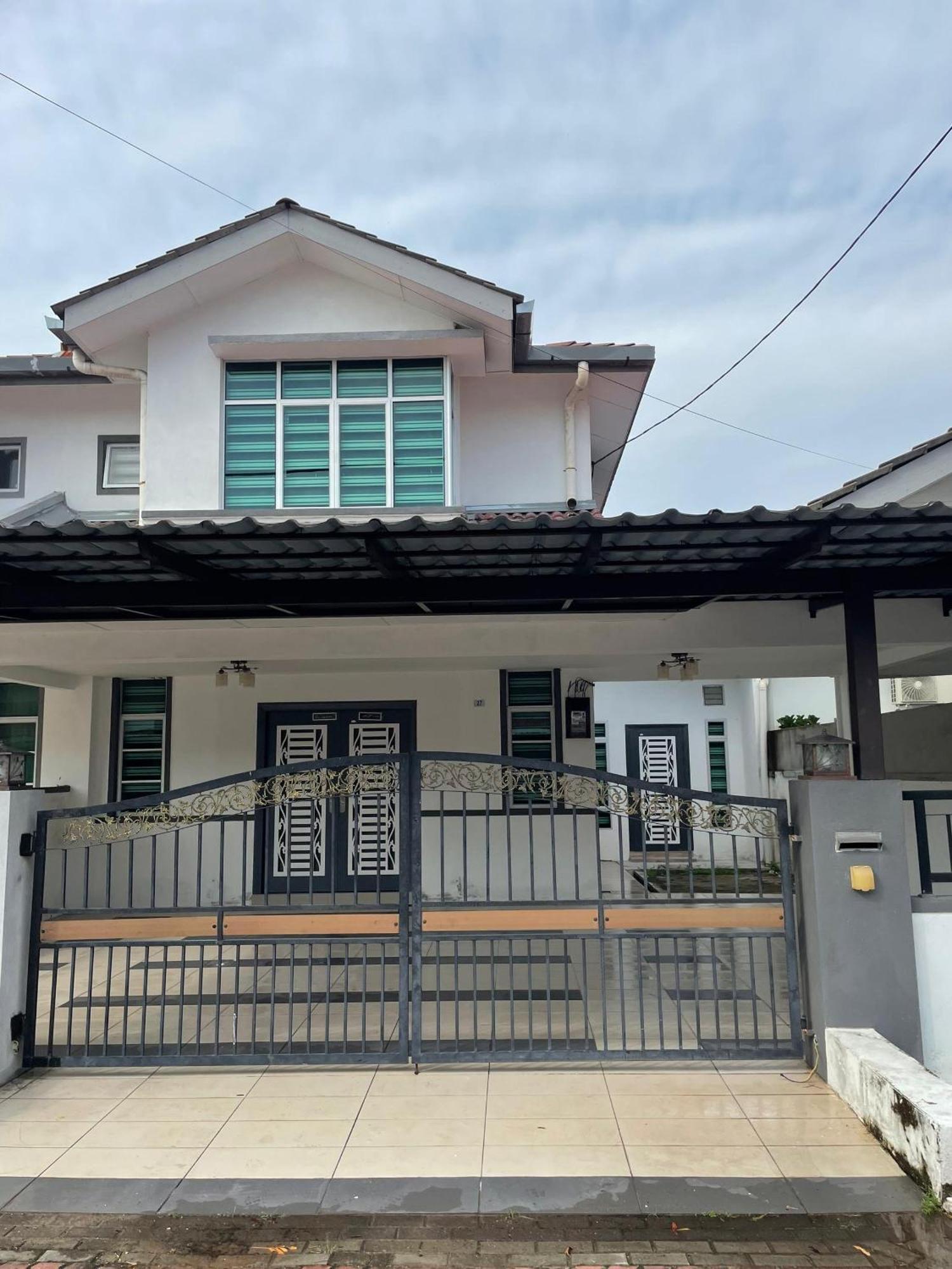 Nazirin Homestay No 27 Tmn Desa Manjung Lumut Exterior photo